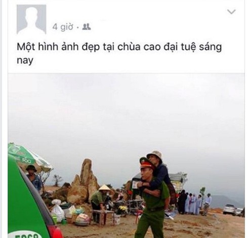 Đẹp như hình ảnh chiến sỹ công an cõng người tàn tật leo dốc 100 mét lên chùa - ảnh 1