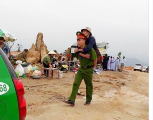 Đẹp như hình ảnh chiến sỹ công an cõng người tàn tật leo dốc 100 mét lên chùa - ảnh 2