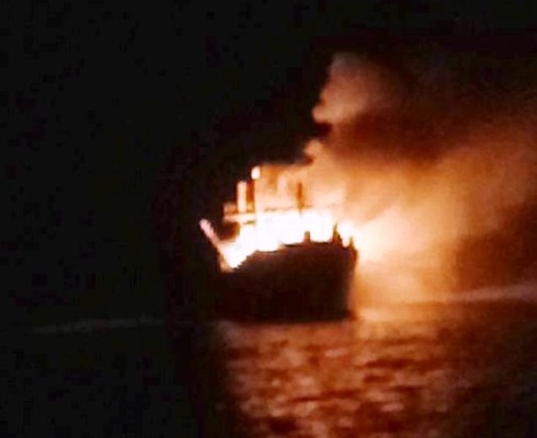 Video: Tàu cá của ngư dân Thanh Hóa bốc cháy ngùn ngụt trên biển - ảnh 1