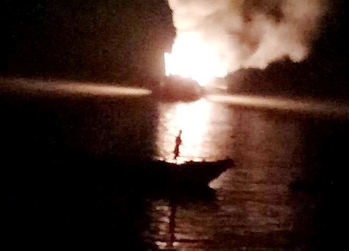 Video: Tàu cá của ngư dân Thanh Hóa bốc cháy ngùn ngụt trên biển - ảnh 2