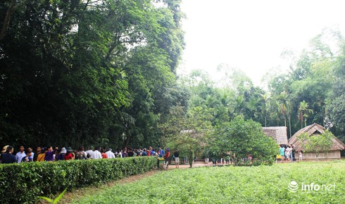 Hàng ngàn du khách đội mưa về thăm quê Bác - ảnh 1