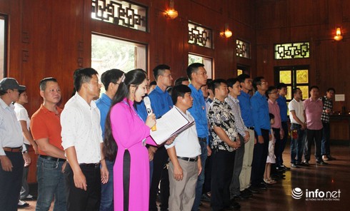 Hàng ngàn du khách đội mưa về thăm quê Bác - ảnh 12