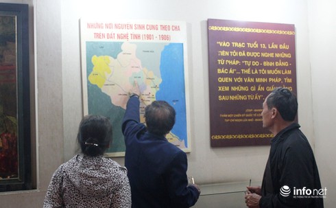 Hàng ngàn du khách đội mưa về thăm quê Bác - ảnh 13