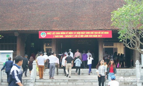 Hàng ngàn du khách đội mưa về thăm quê Bác - ảnh 11