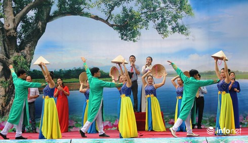 Hàng ngàn du khách đội mưa về thăm quê Bác - ảnh 14