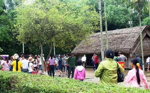 Hàng ngàn du khách đội mưa về thăm quê Bác - ảnh 8