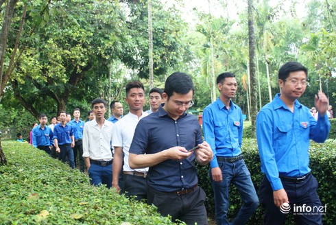 Hàng ngàn du khách đội mưa về thăm quê Bác - ảnh 2