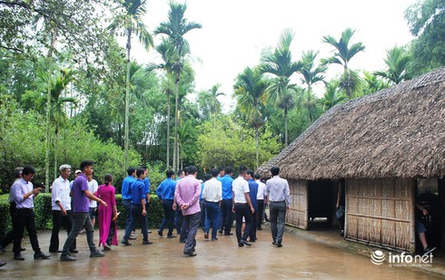 Hàng ngàn du khách đội mưa về thăm quê Bác - ảnh 9