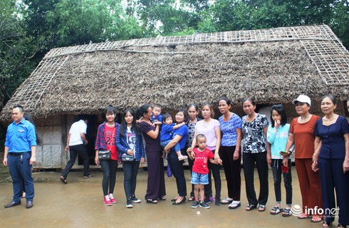 Hàng ngàn du khách đội mưa về thăm quê Bác - ảnh 3