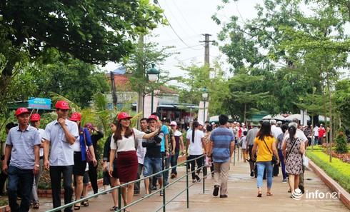 Hàng ngàn du khách đội mưa về thăm quê Bác - ảnh 6