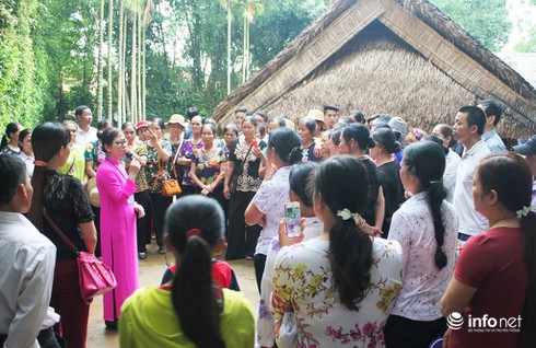 Hàng ngàn du khách đội mưa về thăm quê Bác - ảnh 10