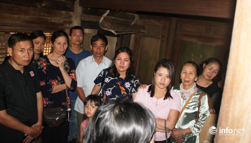 Hàng ngàn du khách đội mưa về thăm quê Bác - ảnh 4