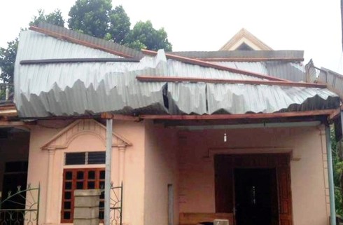 Lốc xoáy tại Nghệ An, một bé trai bị thương nặng - ảnh 1