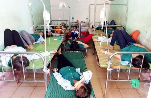 Nghệ An: Đình chỉ bếp ăn tập thể khiến hơn 50 công nhân phải nhập viện - ảnh 1