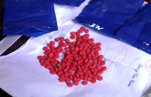 Bắt giữ đối tượng mang heroin cùng gần 1000 viên ma túy đi bán - ảnh 2