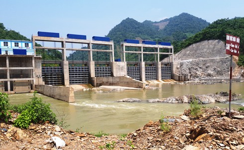 Hoảng hồn phát hiện quả bom còn nguyên ngòi nổ, sát ngay nhà máy thủy điện - ảnh 2