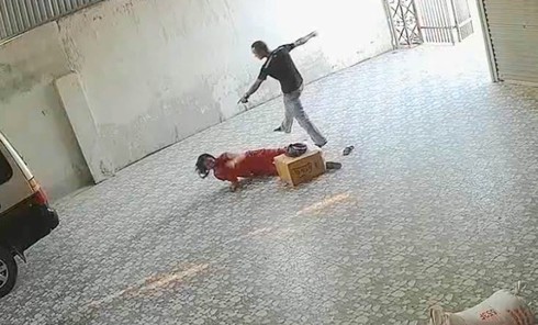 Nghệ An: Chủ nhà xe bị 2 đối tượng đến nhà đánh đập dã man - ảnh 2