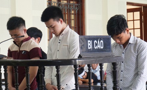 Nhóm trai làng đâm chết bạn nhậu lúc đi hát karaoke - ảnh 1