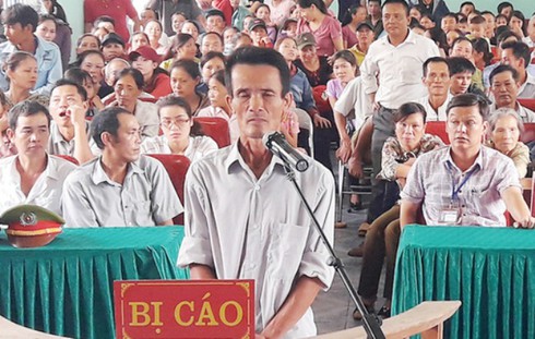 Không bán được dê, mang dao chặt trụi vườn cam của hàng xóm - ảnh 1