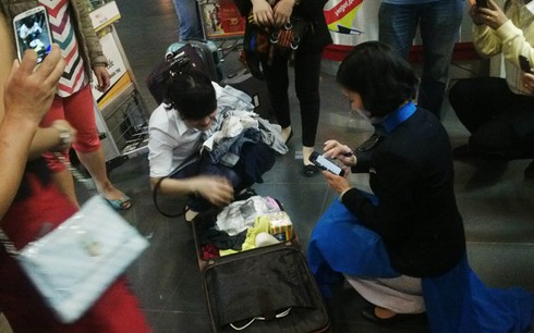 Bị bẻ khóa vali, khách hàng của Vietnam Airlines bức xúc - ảnh 4