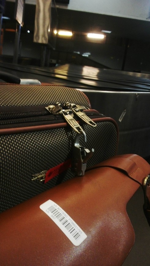 Bị bẻ khóa vali, khách hàng của Vietnam Airlines bức xúc - ảnh 5