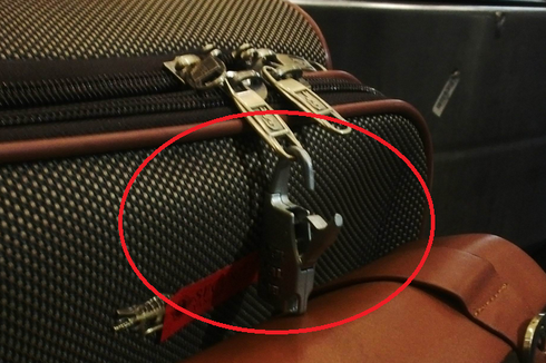 Bị bẻ khóa vali, khách hàng của Vietnam Airlines bức xúc - ảnh 1