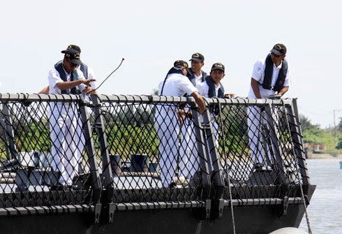 Tàu hải quân Malaysia thăm TP Hồ Chí Minh - ảnh 6