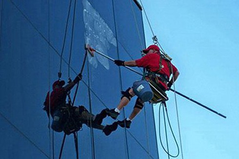 Lau kính nhà cao tầng: Nguy hiểm luôn rình rập! - ảnh 1