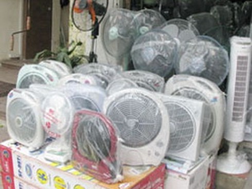 Người tiêu dùng chuộng quạt sạc nội - ảnh 1