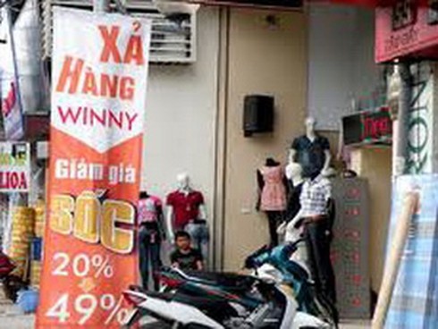 Giảm giá sốc, các cửa hàng thời trang vẫn đìu hiu - ảnh 1