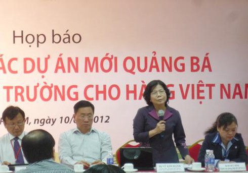 Bà Vũ Kim Hạnh phát biểu tại buổi họp báo