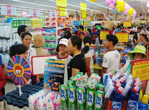 Người dân mua hàng bình ổn giá tại hệ thống siêu thị Saigon Coop