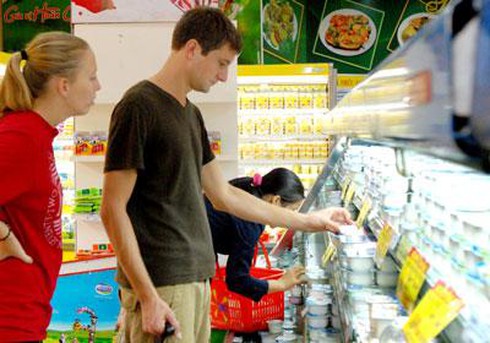 Người nước ngoài chọn mua sữa chua của Việt Nam