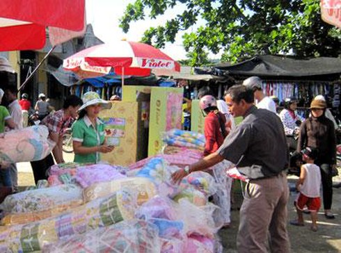 Công ty Violet bán hàng lưu động tại huyện Khánh Vĩnh.