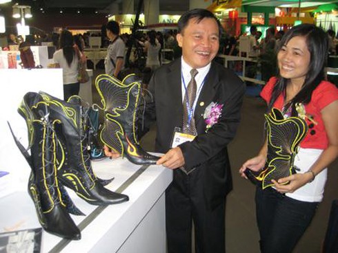 CEO Nguyễn Đức Thuấn (TBS) tại Triển lãm quốc tế da giày Quảng Châu (Trung Quốc), tháng 6.2010.