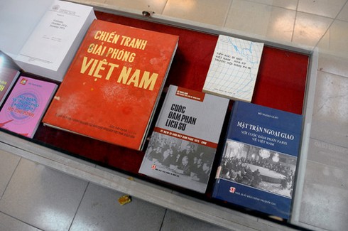 Lần đầu tiên trưng bày cuốn Hiệp định Paris - ảnh 1