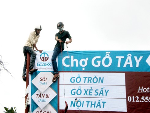 Nguy hiểm luôn rình rập thợ lắp biển quảng cáo - ảnh 1