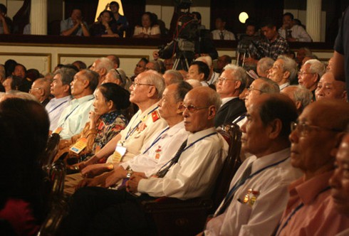 Tri ân, tôn vinh những người làm nên lịch sử - ảnh 1