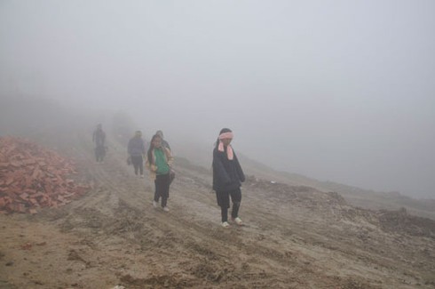 Học sinh Sa Pa đi học trong rét 5- 6 độ C - ảnh 1