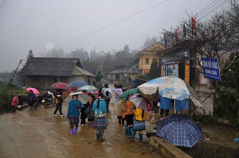 Học sinh Sa Pa đi học trong rét 5- 6 độ C - ảnh 2