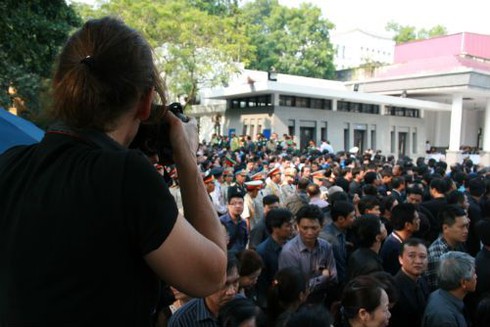 Phóng viên chưa có thẻ nhà báo chính thức được bảo vệ - ảnh 1