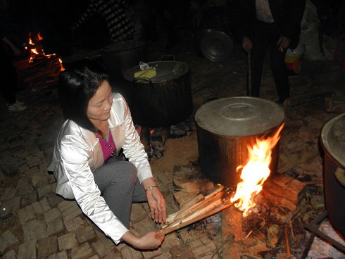 Hình ảnh ấm lòng ngày Tết - Ngày hội bánh chưng - ảnh 6