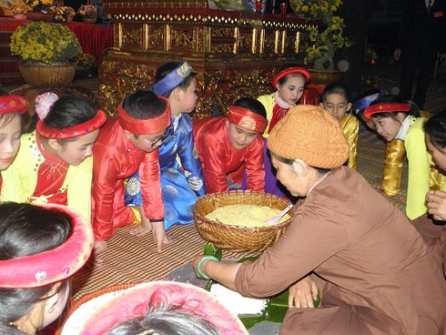 Hình ảnh ấm lòng ngày Tết - Ngày hội bánh chưng - ảnh 5