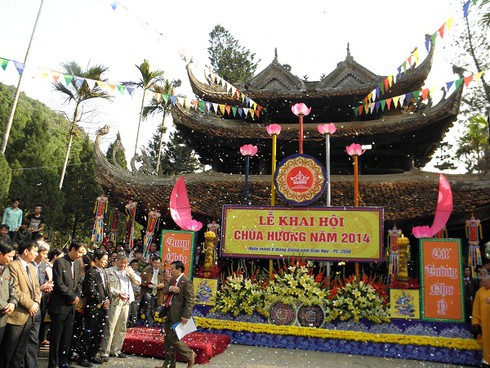 Trăm ngàn người chen vai lễ khai hội Chùa Hương - ảnh 4