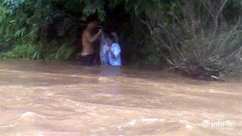 Vụ cô giáo chui túi nilông qua suối: “Có đi mới tin là thật” - ảnh 1