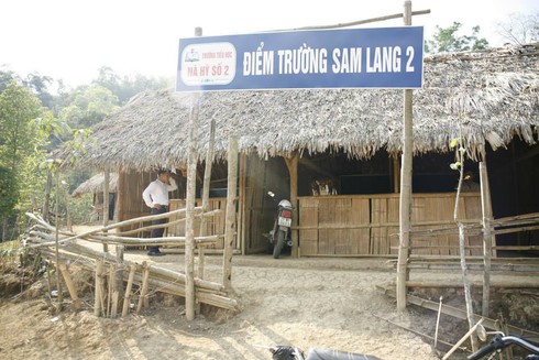 Cô giáo chui túi nilon qua suối: Em đã đi như vậy... 15 lần - ảnh 1