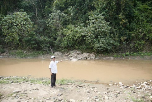 Cô giáo chui túi nilon qua suối: “Xin đừng chê người miền núi” - ảnh 3