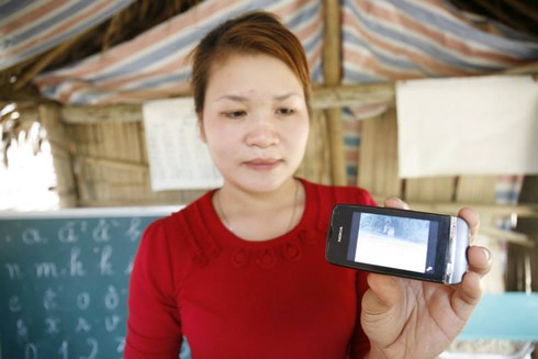 Clip chui túi nilon qua suối: Hiệu trưởng khẳng định đó là sự thật! - ảnh 2