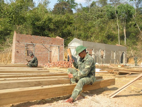 Cô giáo chui túi nilon qua suối: “Xin đừng chê người miền núi” - ảnh 5