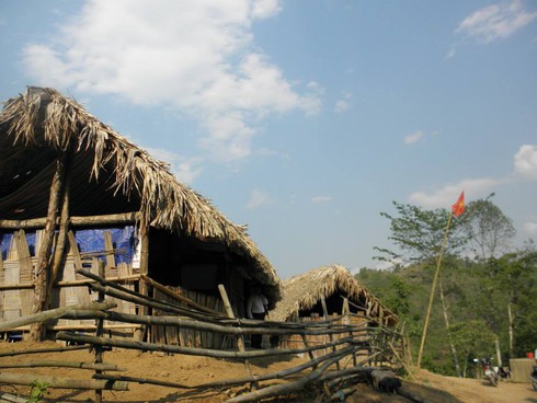 Clip chui túi nilon qua suối: Hiệu trưởng khẳng định đó là sự thật! - ảnh 1